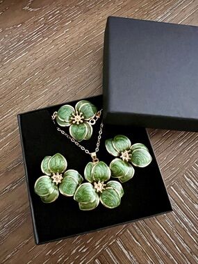 3D Gold-Tone Green Floral Jewelry Set: Necklace, Earrings and Bracelet